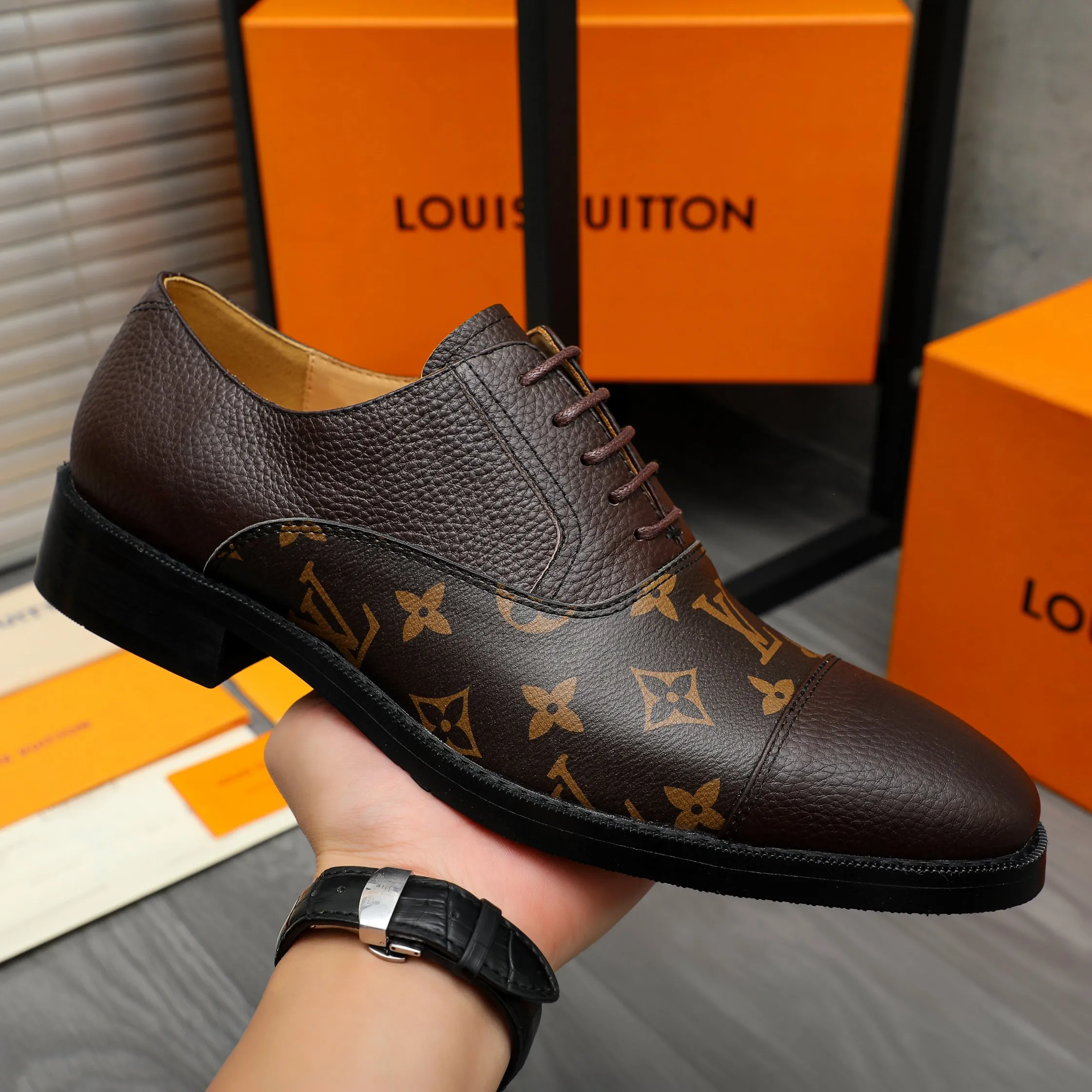 Men's shoes 💰500 Product trademark: LV "Louis Vuitton" business formal leather shoes Regular size: 39-45 (.45 customization is non-refundable) Product material: Selected pebbled cowhide stitching printed upper, cowhide lining, original rubber outsole